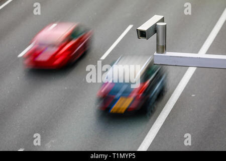 Erkrath, Nordrhein-Westfalen, Deutschland - Verkehrsüberwachung, Kamera überwacht den Verkehr auf der Autobahn A3, Kameras überwachen das Verkehrsaufkommen, Co Stockfoto