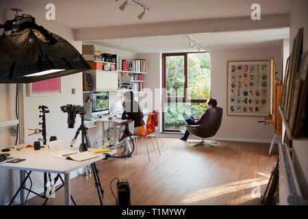 Paar Arbeiten und lesen im Home Office Stockfoto