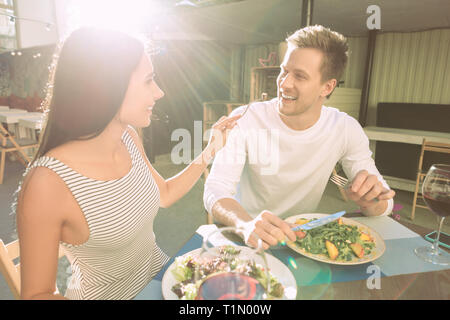 Junge gut aussehende Paar Ausgabe Zeit zusammen im Restaurant Stockfoto