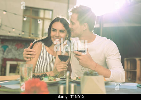 Kurzhaarigen jungen Mann sanft küsste seine attraktive Freundin Stockfoto