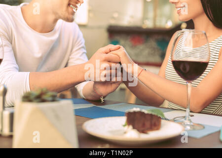 Schön locker Mann vorsichtig halten sich an den Händen seiner Freundin Stockfoto