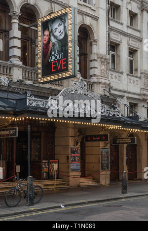 Die Noël Coward Theatre, die früher als albery Theater, West End Theater auf St. Martin's Lane in Westminster, London, England, UK Stockfoto