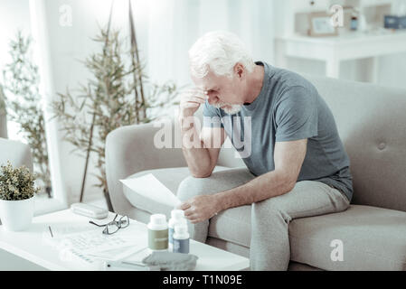 Traurige grauhaarige Patienten Gefühl Blau nach Prüfung Bewertung der Arzt Stockfoto