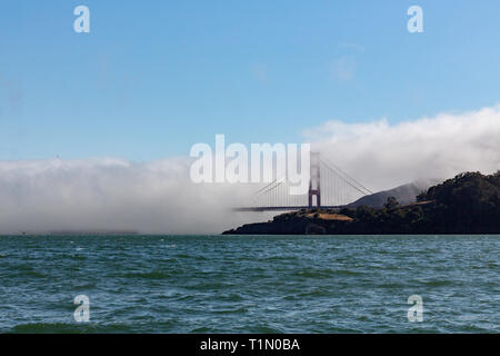 Blick auf die Golden Gate Bridge nach Sausalito mit Wolken, die in über Tower Stockfoto