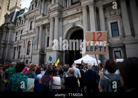 Hunderte von Studenten zu Fuß auf die Dringlichkeit der Klimakrise und ihren Frust an der Untätigkeit der Erwachsenen zu markieren. Philadlephia, USA, 15. März 2019 Stockfoto