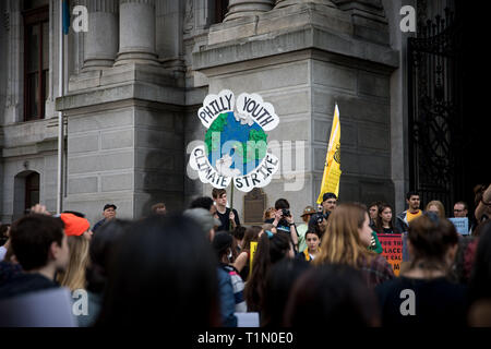 Hunderte von Studenten zu Fuß auf die Dringlichkeit der Klimakrise und ihren Frust an der Untätigkeit der Erwachsenen zu markieren. Philadlephia, USA, 15. März 2019 Stockfoto