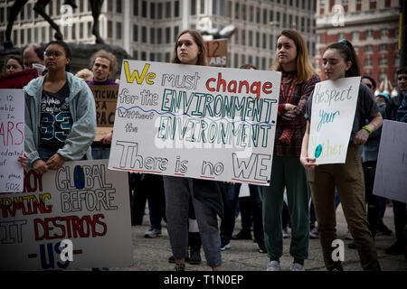 Hunderte von Studenten zu Fuß auf die Dringlichkeit der Klimakrise und ihren Frust an der Untätigkeit der Erwachsenen zu markieren. Philadlephia, USA, 15. März 2019 Stockfoto