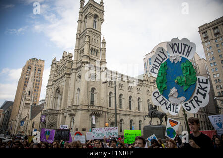 Hunderte von Studenten zu Fuß auf die Dringlichkeit der Klimakrise und ihren Frust an der Untätigkeit der Erwachsenen zu markieren. Philadlephia, USA, 15. März 2019 Stockfoto