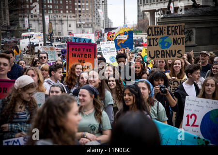 Hunderte von Studenten zu Fuß auf die Dringlichkeit der Klimakrise und ihren Frust an der Untätigkeit der Erwachsenen zu markieren. Philadlephia, USA, 15. März 2019 Stockfoto