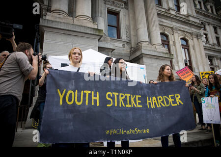 Hunderte von Studenten zu Fuß auf die Dringlichkeit der Klimakrise und ihren Frust an der Untätigkeit der Erwachsenen zu markieren. Philadlephia, USA, 15. März 2019 Stockfoto