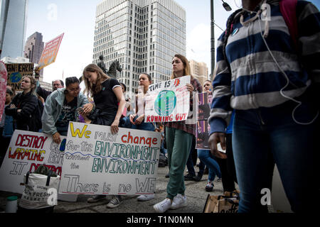 Hunderte von Studenten zu Fuß auf die Dringlichkeit der Klimakrise und ihren Frust an der Untätigkeit der Erwachsenen zu markieren. Philadlephia, USA, 15. März 2019 Stockfoto