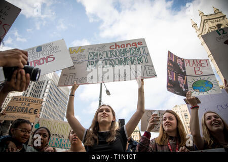 Hunderte von Studenten zu Fuß auf die Dringlichkeit der Klimakrise und ihren Frust an der Untätigkeit der Erwachsenen zu markieren. Philadlephia, USA, 15. März 2019 Stockfoto