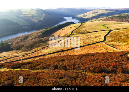Blick über Ladybower Reservoir von Derwent Kante im englischen Peak District am späten Abend genommen Stockfoto