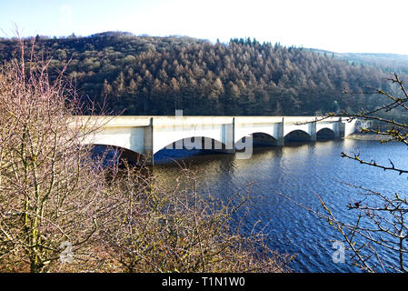 Ladybower Viadukt im englischen Peak District ist eine Straßenbrücke Verkehr auf der Hauptstraße über Ladybower Reservoir an Sheffield Stockfoto