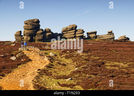 Auf dem Weg zum Rad Steine (aka Coach & Horses), eine sonderbare Felsformation im Derwent Kante im englischen Peak District, Großbritannien Stockfoto