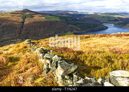 Ladybower Reservoir, Ashopton Viadukt und Win Hill gesehen von Bamford Kante im Peak District National Park, Derbyshire, England, Großbritannien Stockfoto