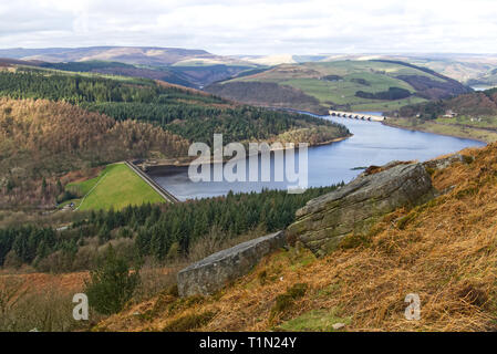 Ladybower Reservoir und Ashopton Viadukt gesehen von Bamford Kante im Peak District National Park, Derbyshire, England, Großbritannien Stockfoto