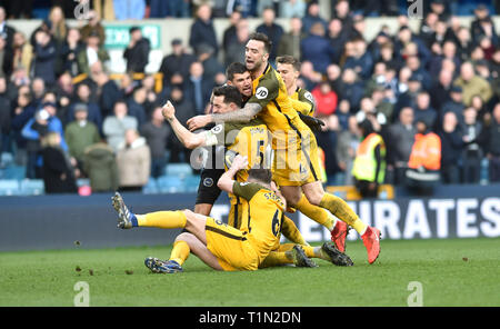 Von Brighton Spieler feiern das Elfmeterschießen heraus gewinnen während der FA-Cup Viertelfinale Match zwischen Millwall und Brighton & Hove Albion an der Höhle London. 17. März 2019 nur für den redaktionellen Gebrauch bestimmt. Kein Merchandising. Für Fußball Bilder FA und Premier League Einschränkungen Inc. kein Internet/Mobile Nutzung ohne fapl Lizenz - für Details Kontakt Fußball Dataco Stockfoto