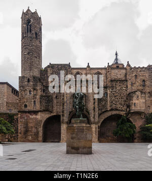 Düstere Aussicht auf die Plaza Ramon Berenguer der Große und der Kapelle von Santa Agata in bewölkten Tag, Barcelona, Spanien Stockfoto