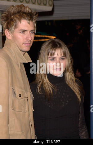 LOS ANGELES, Ca. Dezember 12, 1999: Schauspielerin Alicia Silverstone & Freund Christopher Jarecki am Los Angeles Premiere von "Der Talentierte Mr. Ripley." © Paul Smith/Featureflash Stockfoto