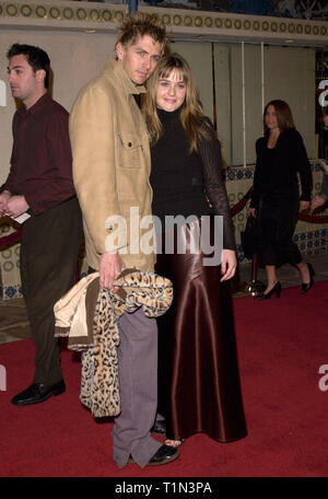 LOS ANGELES, Ca. Dezember 12, 1999: Schauspielerin Alicia Silverstone & Freund Christopher Jarecki am Los Angeles Premiere von "Der Talentierte Mr. Ripley." © Paul Smith/Featureflash Stockfoto