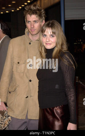 LOS ANGELES, Ca. Dezember 12, 1999: Schauspielerin Alicia Silverstone & Freund Christopher Jarecki am Los Angeles Premiere von "Der Talentierte Mr. Ripley." © Paul Smith/Featureflash Stockfoto
