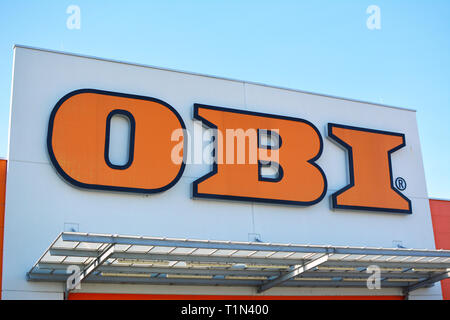 Store Front mit orange Logo der Deutschen multinationalen home improvement und im Garten arbeitende Versorgungsmaterialien Handelsunternehmen namens OBI in Heidelberg, Deutschland Stockfoto
