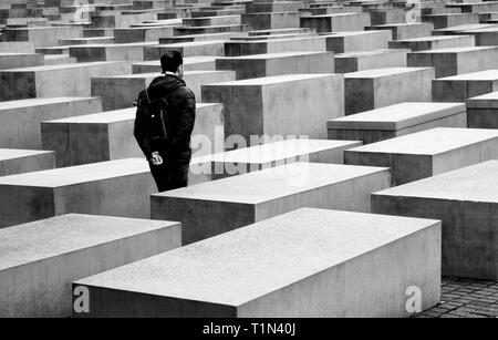 Mann zu Fuß durch Denkmal für die ermordeten Juden in Berlin Deutschland Stockfoto