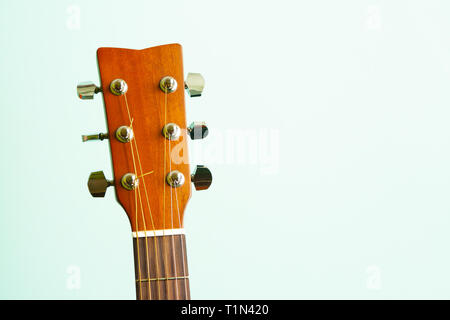 Leiter der akustischen Gitarre auf grauem Hintergrund mit Kopie Raum Nahaufnahme Stockfoto