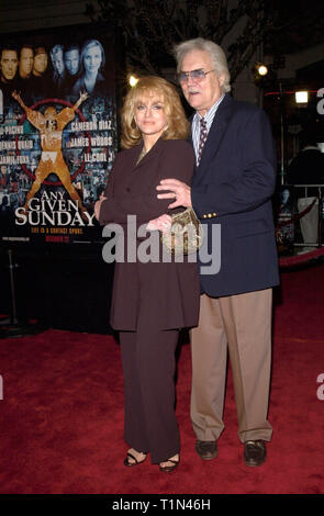 LOS ANGELES, Ca. Dezember 16, 1999: Schauspielerin Ann-Margret & Mann Roger Smith bei der Weltpremiere in Los Angeles, der Ihren neuen Film Oliver Stones 'Any Given Sunday', in denen Sie Sterne mit Al Pacino & Cameron Diaz. © Paul Smith/Featureflash Stockfoto