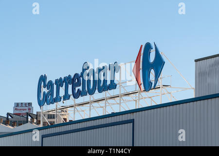 Coruna, Spanien; 26. März 2019: Carrefour Zeichen auf einer Fassade. Carrefour ist eine französische multinationale Handelsunternehmen mit Hauptsitz in Frankreich und ist eines der La Stockfoto