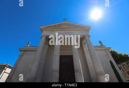 Die katholische Stiftskirche Saint-Martin in Saint-Remy-de-Provence, Frankreich Stockfoto