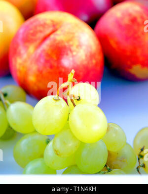 Frisches Obst bereit, für ihre Gesundheit, Eis, Cocktails, Aperitifs, Nachspeisen und Desserts vorzubereiten: Nektarine, Trauben Stockfoto