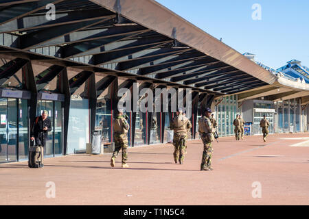 Lyon, Frankreich - 16. März 2019: Französische Soldaten in vollem Gang, bewaffnet mit Gewehren, auf Patrouille in Lyon Saint Exupery Flughafen. Sicherheit und Pre Stockfoto