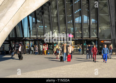 Lyon, Frankreich - 16. März 2019: Leute Ankommen und Abfliegen am Gare de Lyon Saint Exupery (SNCF) Hauptbahnhof, mit auf Taschen und Gepäck tragen, auf einer Su Stockfoto