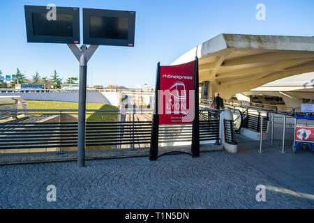 Lyon, Frankreich - 16. März 2019: Zeichen für die Rhonexpress Straßenbahn-verbindung Lyon Saint-Exupery Flughafen. Mann mit der Rolltreppe Stockfoto