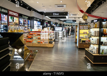 Lyon, Frankreich - 16. März 2019: Parfum Store bei Saint Exupery Flughafen Lyon, mit Marken wie Chanel, Dior, Hermes. Stockfoto