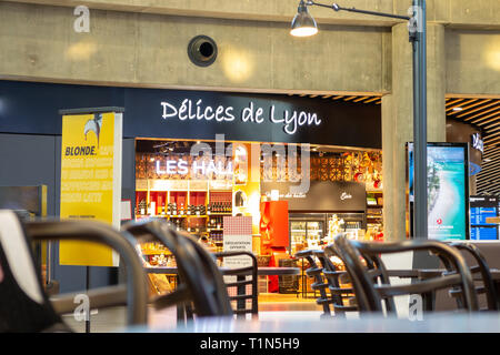 Lyon, Frankreich - 16. März 2019: "elices de Lyon Shop im Terminal 1 am Flughafen Lyon Saint Exupery. Dies ist ein Lebensmittelgeschäft mit Getränken (Inkl. Stockfoto