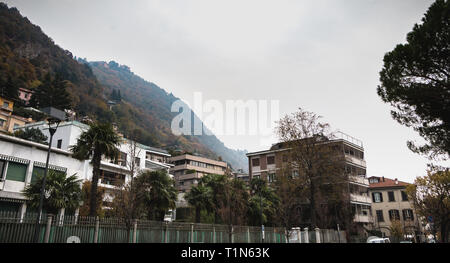 Como, Italien - 4. November 2017: Gebäude auf dem Hügel rund um den Comer See auf einem Herbst Tag hing Stockfoto
