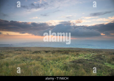 Ein Blick aus der Nähe des Gipfels von Abdon Burf auf Brown Clee Hill, dem höchsten Punkt in Shropshire, England, Großbritannien. Stockfoto