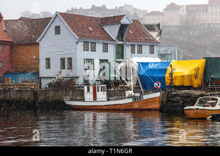 Veteran Fischereifahrzeug Sjoegutt (Sjøgutt, erbaut 1921) an einem alten Pier von norwegischen Fischereimuseum in Sandviken, Bergen, Norwegen. Stockfoto