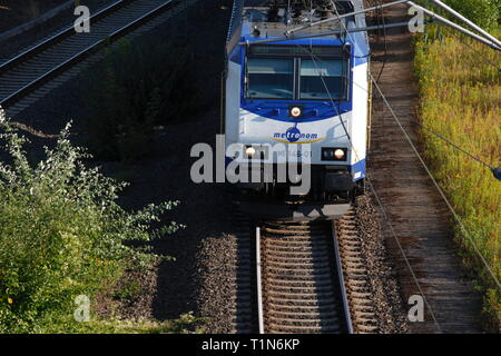 Eisenbahn mit Schienen und Nahverkehrszug Metronom, Harburg, Hamburg, Deutschland, Europa ich Bahnanlage mit Schienen und Nahverkehrszug Metronom, Harburg, Hamb Stockfoto