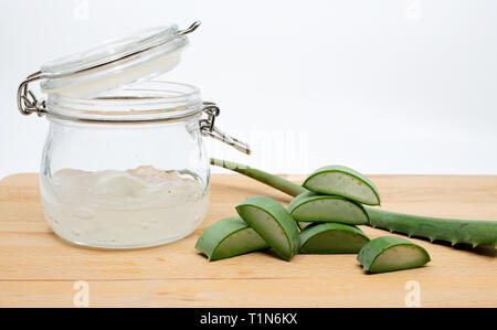 Aloe vera Gel in Glasbehälter mit Schichten von der Seite Stockfoto