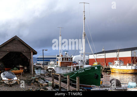 Veteran Fischkutter Erkna (erbaut 1907, Bügeleisen Platten) an einem alten Pier von norwegischen Fischereimuseum in Sandviken, Bergen, Norwegen. Stockfoto