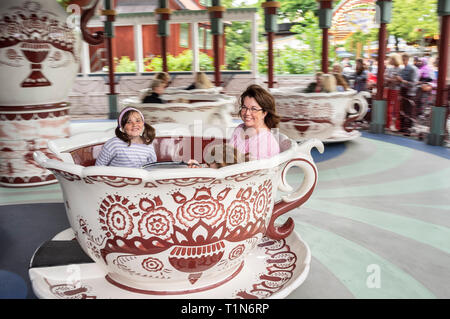 Glückliche Mutter und zwei Mädchen Spaß in einer Spinnerei Tee cup Fahrt in den Vergnügungspark Gröna Lund, Djurgården, Stockholm, Skandinavien Stockfoto