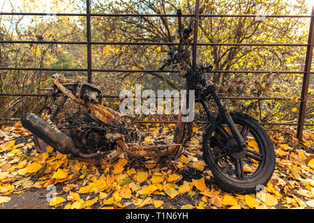 Feuer verbrennen auf Motorrad nach in Glasgow Schottland torched, Stockfoto