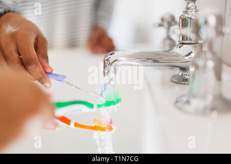 Close up Familie spülen Zahnbürsten im Badezimmer Waschbecken Stockfoto