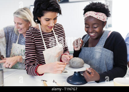 Frauen Ton Gestaltung in der Kunst der Klasse Stockfoto