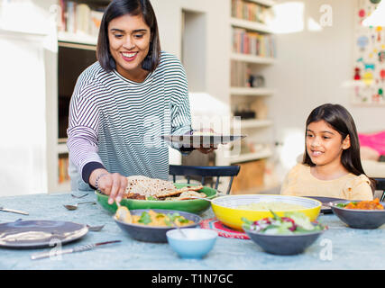 Abendessen serviert Mutter Familie am Esstisch Stockfoto