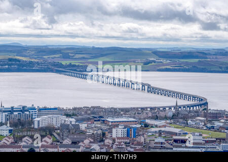 Vom Denkmal an der Dundee Law Hill mit Blick über die Stadt zum Vierten oder Tay Eisenbahnbrücke Dundee Schottland Stockfoto